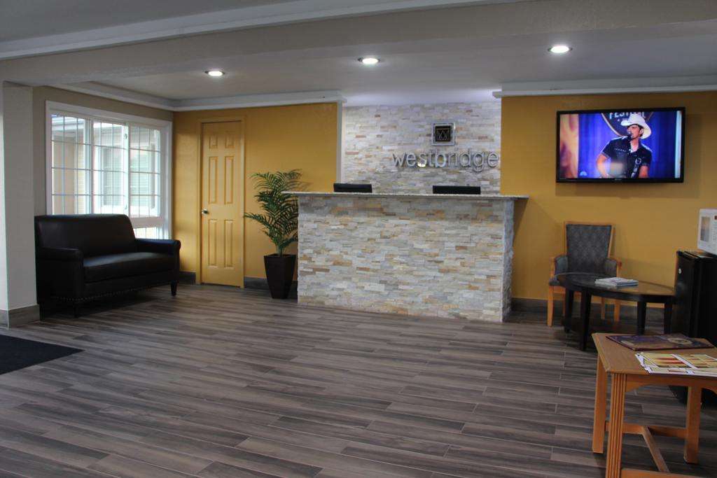 Westbridge Inn & Suites Clinton Exterior photo