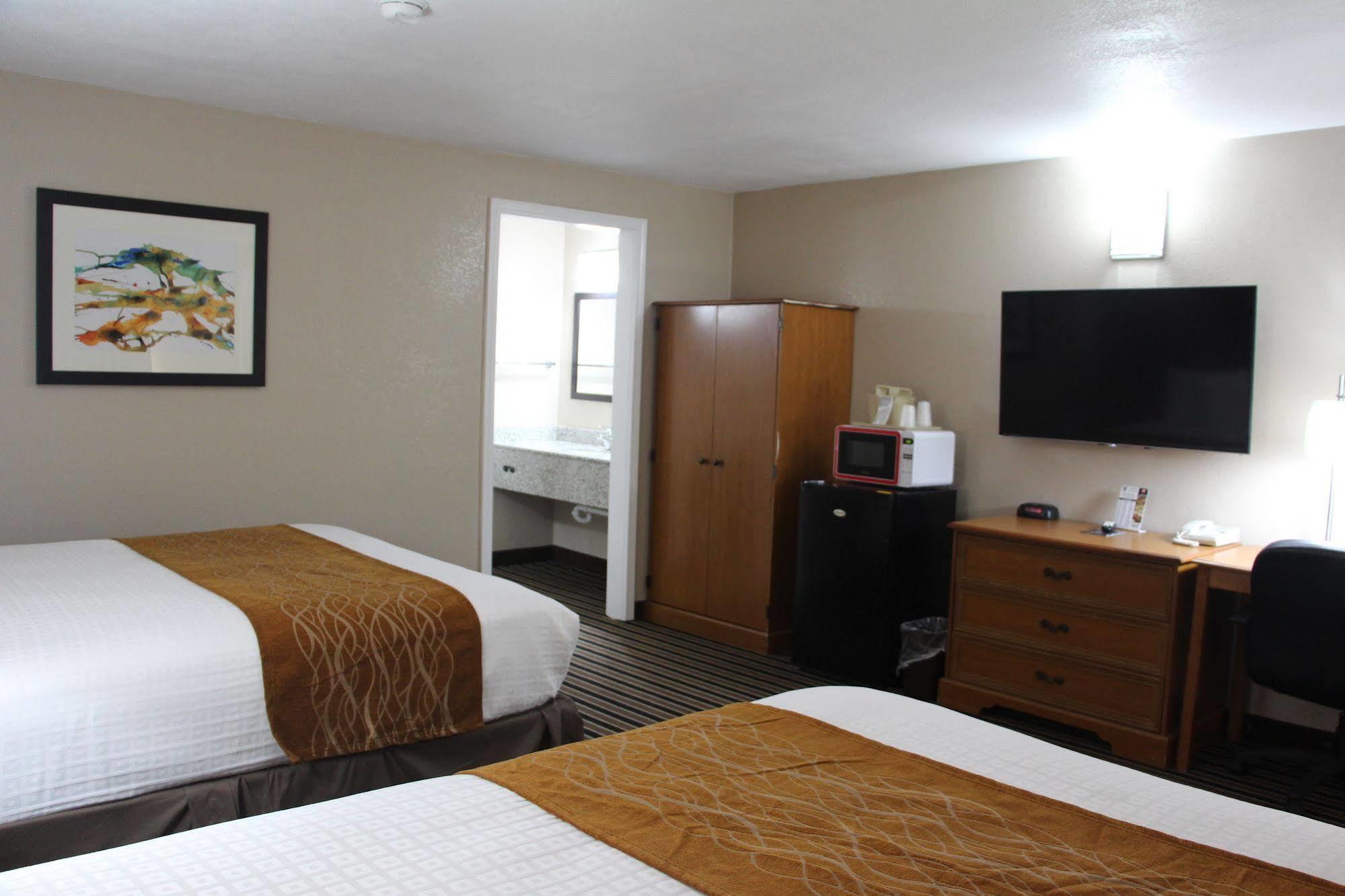 Westbridge Inn & Suites Clinton Exterior photo