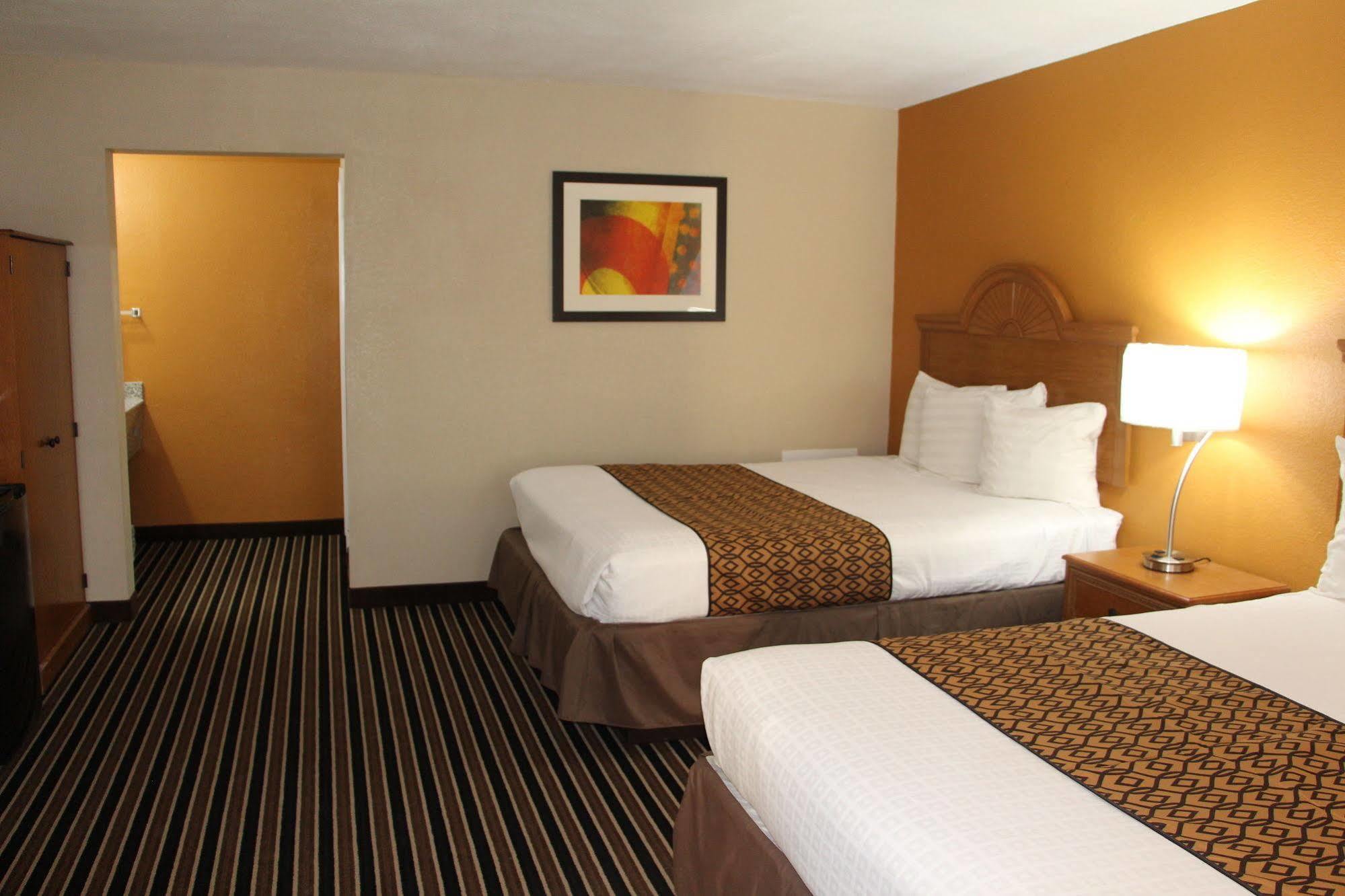Westbridge Inn & Suites Clinton Exterior photo