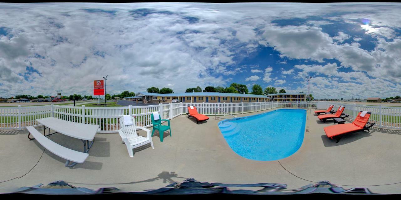 Westbridge Inn & Suites Clinton Exterior photo